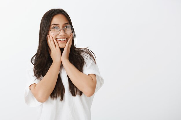 Ritratto di ragazza europea con pelle abbronzata e capelli scuri