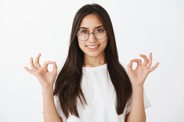 Ritratto di ragazza europea con pelle abbronzata e capelli scuri