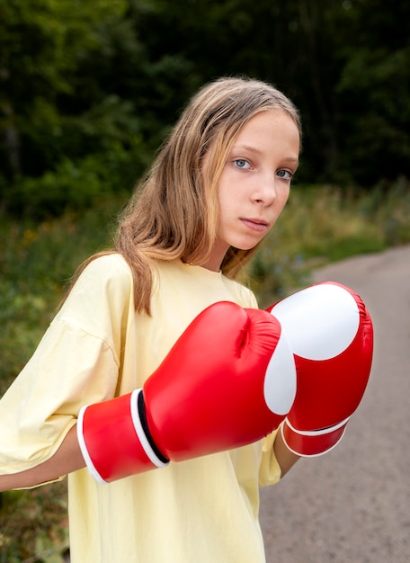 Ritratto di ragazza sicura di sé con guanti da boxe