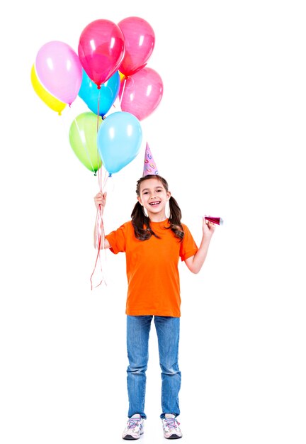 Ritratto di ragazza sorridente felice in maglietta arancione che tiene palloncini colorati - isolati su un bianco.