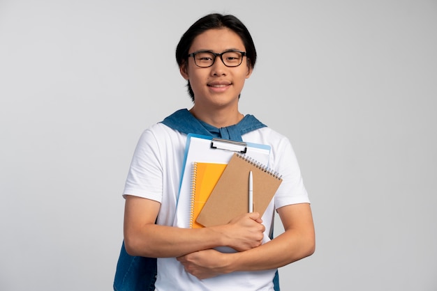 Ritratto di ragazzo adolescente asiatico pronto per la scuola