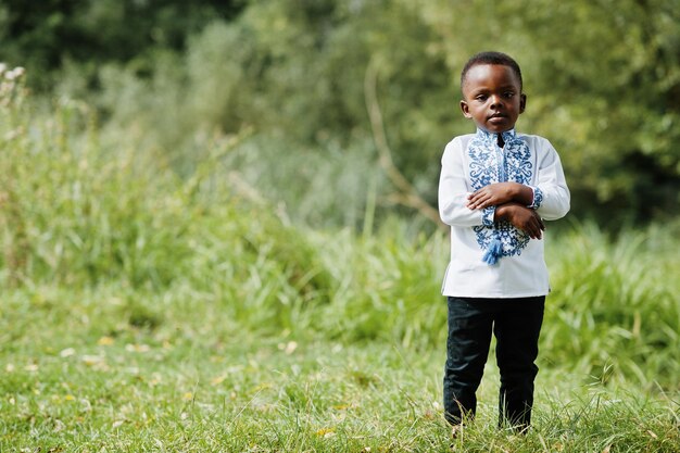 Ritratto di ragazzo africano in abiti tradizionali al parco