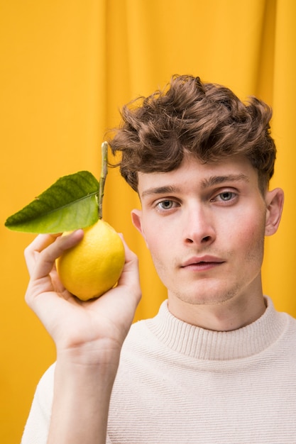 Ritratto di ragazzo alla moda con limone