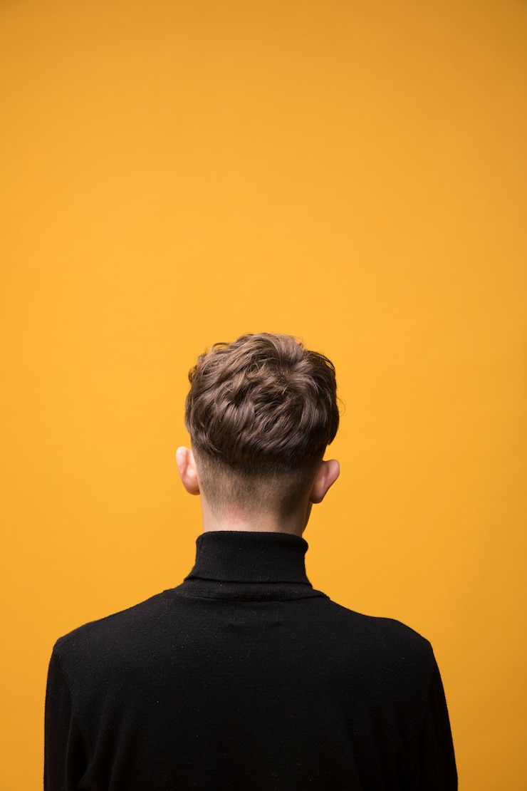 Foto gratuito ritratto di ragazzo alla moda da dietro