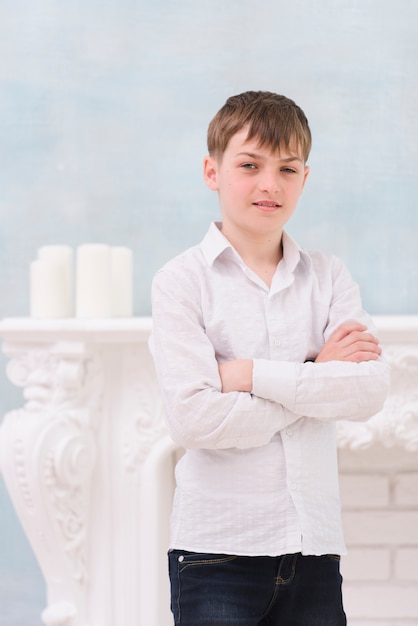 Ritratto di ragazzo sorridente che guarda l&#39;obbiettivo