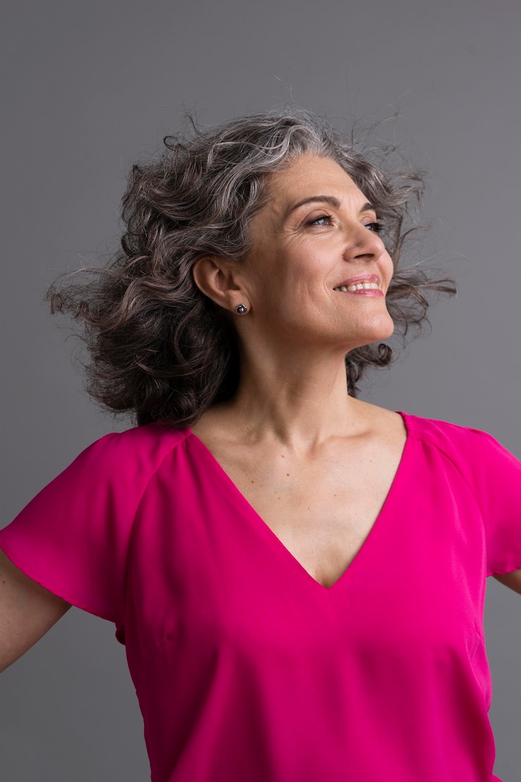 Foto gratuito ritratto di smiley elegante donna anziana