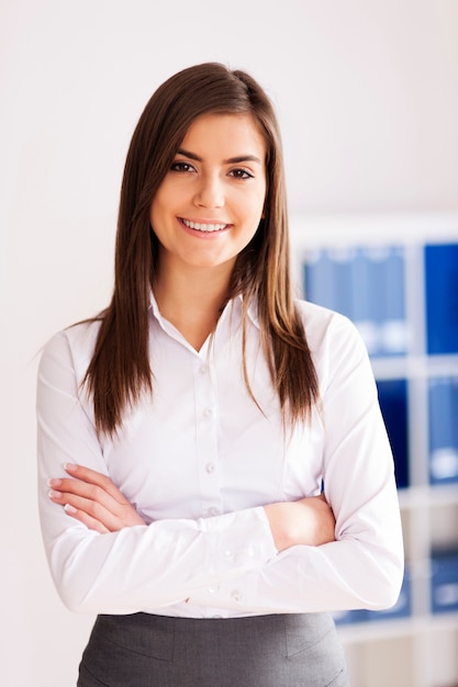 Ritratto di sorridente giovane imprenditrice in ufficio