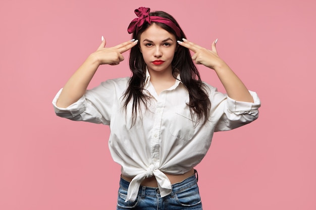 Ritratto di splendida pin up girl indossando la camicia bianca e il velo rosso