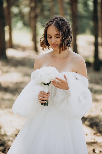 Ritratto di sposa in abito da sposa nella foresta