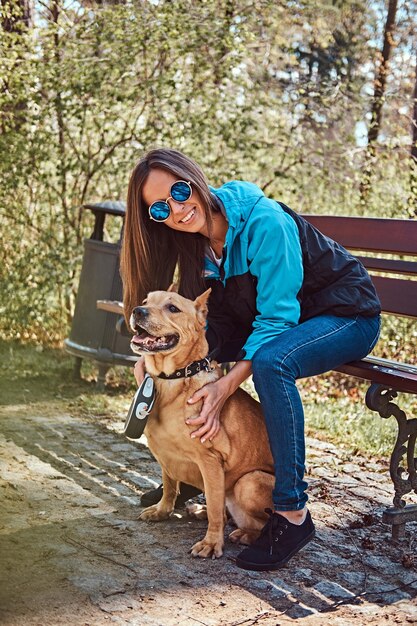 Ritratto di stile di vita all'aperto di una bella ragazza. Godersi la natura.