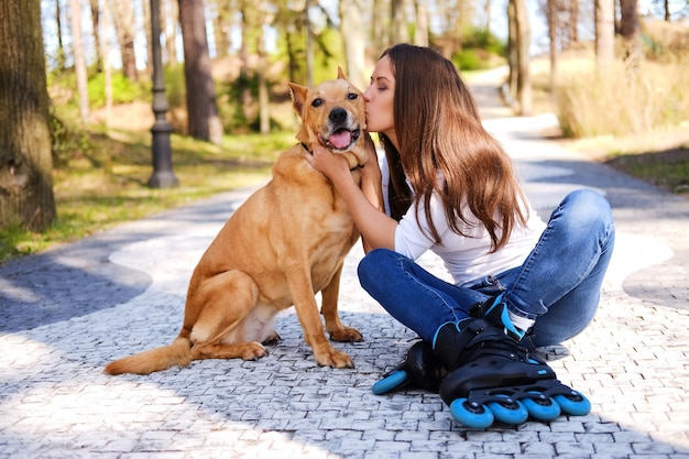 Ritratto di stile di vita all'aperto di una bella ragazza. Godersi la natura.