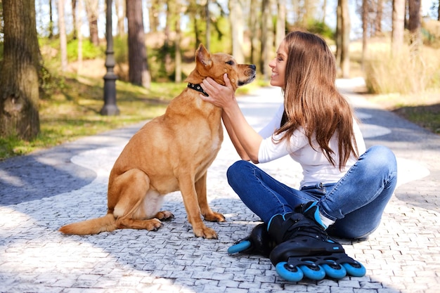 Ritratto di stile di vita all'aperto di una bella ragazza. Godersi la natura.