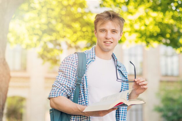 Ritratto di studente con libro