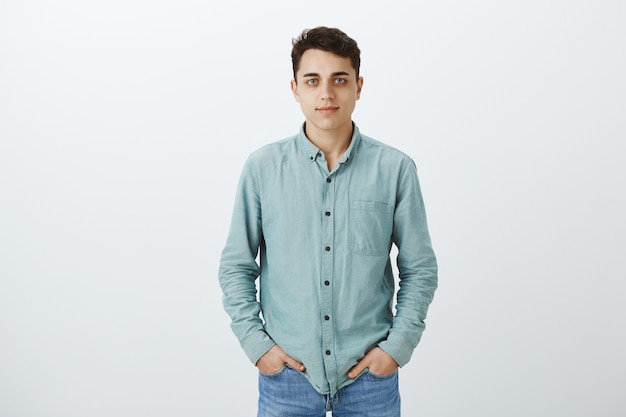Ritratto di studente universitario maschio di bell'aspetto calmo in camicia casual