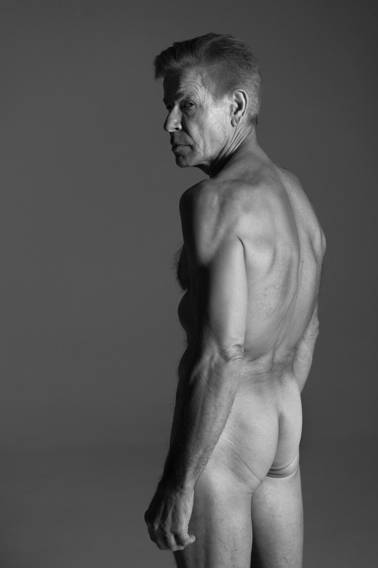 Foto gratuito ritratto di un anziano nudo