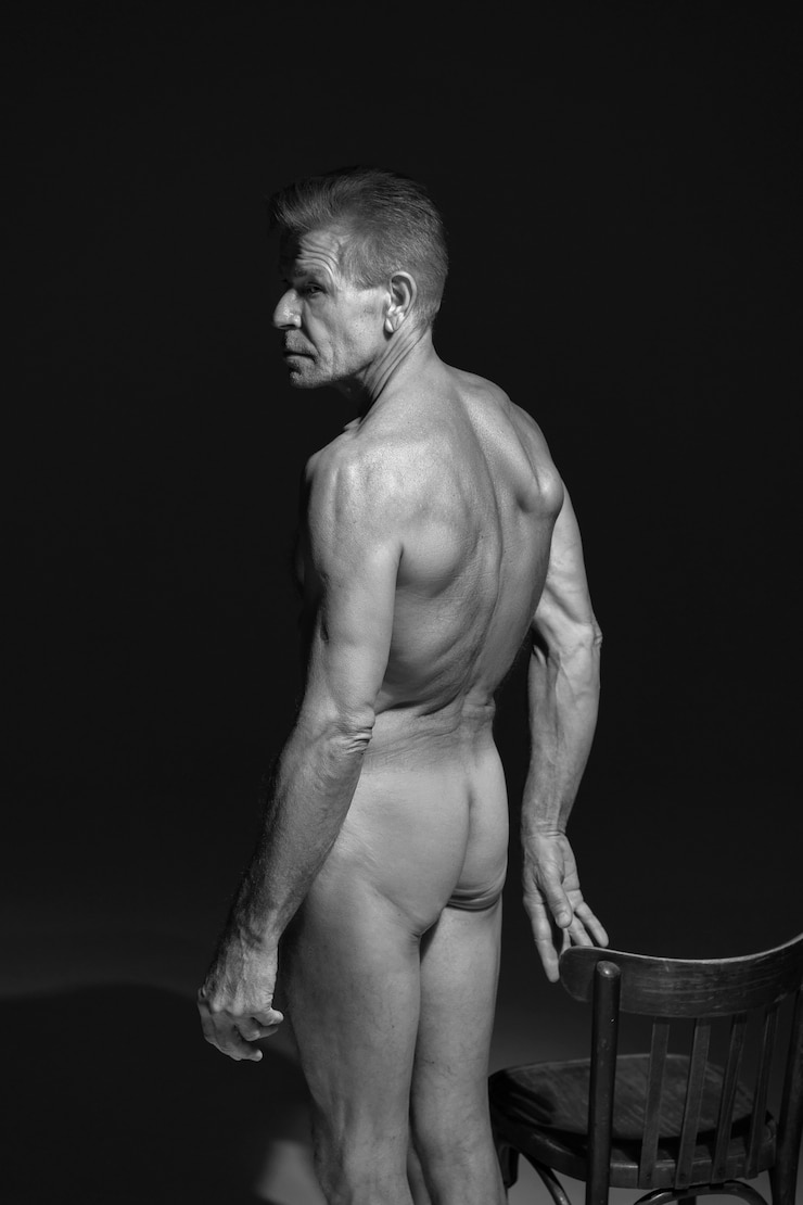Foto gratuito ritratto di un anziano nudo