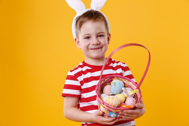 Ritratto di un bambino soddisfatto felice indossando le orecchie di coniglio