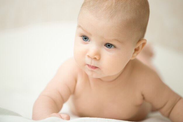 Ritratto di un bambino sveglio girare la testa, guardando seriamente