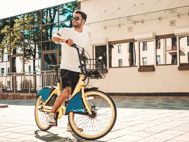 Ritratto di un bel modello lambersexual hipster alla moda sorridente