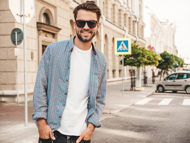 Ritratto di un bel modello lambersexual hipster alla moda sorridente