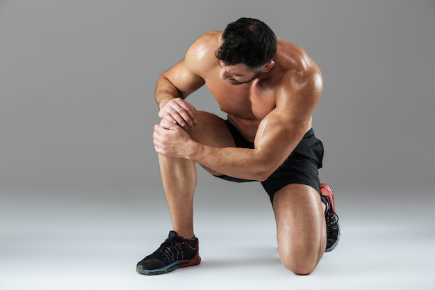 Ritratto di un forte muscoloso bodybuilder maschio