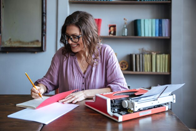 Ritratto di un giornalista di donna matura seduto al tavolo