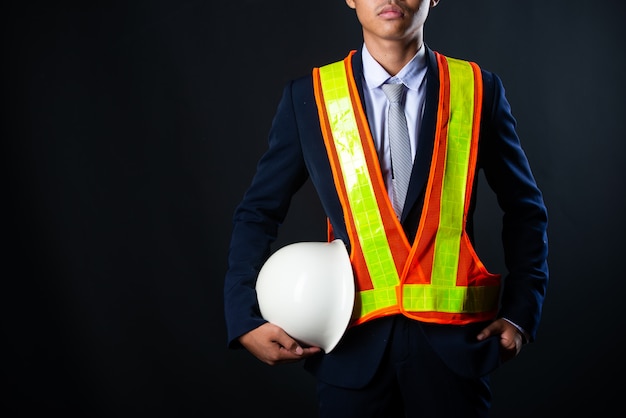 Ritratto di un giovane ingegnere allegro del cantiere dell'uomo d'affari, fine su.