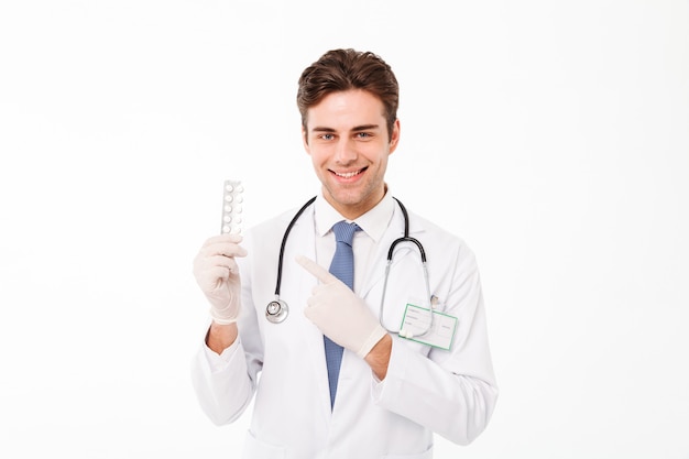 Ritratto di un giovane medico maschio felice con lo stetoscopio