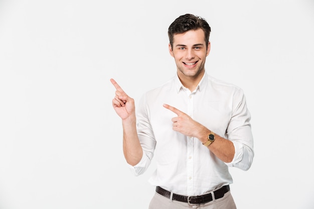 Ritratto di un giovane uomo allegro in camicia bianca