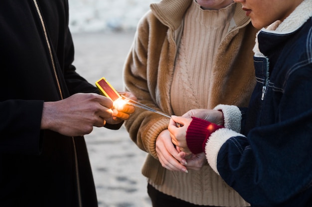 Ritratto di un gruppo di amici sulla spiaggia