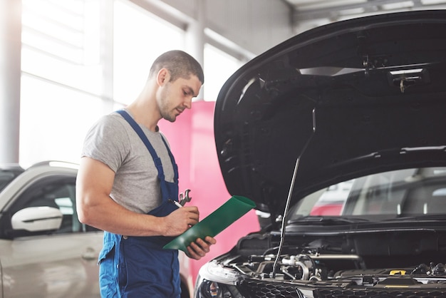 Ritratto di un meccanico al lavoro nel suo garage