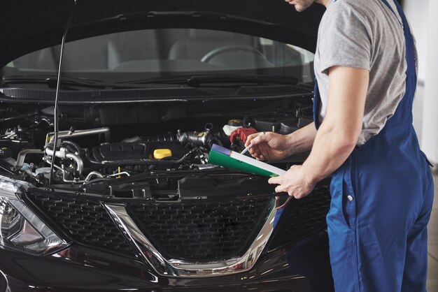 Ritratto di un meccanico al lavoro nel suo garage