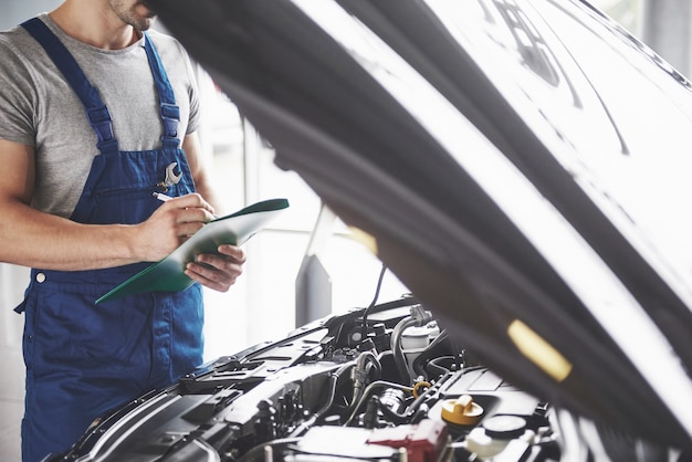 Ritratto di un meccanico al lavoro nel suo garage