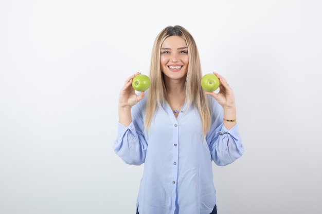 ritratto di un modello di bella ragazza in piedi e con mele fresche.