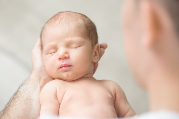 Ritratto di un neonato in palma padre