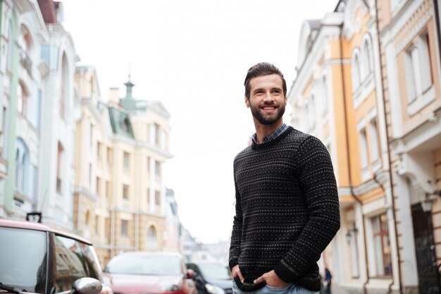 Ritratto di un uomo barbuto felice in maglione