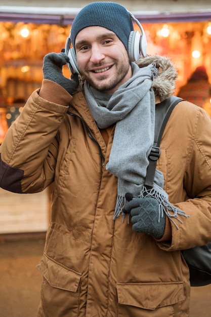 Ritratto di un uomo che indossa cuffie antirumore invernali