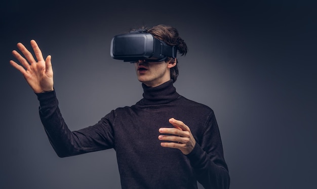 Ritratto di un uomo che indossa un dispositivo di realtà virtuale isolato su un annuncio
