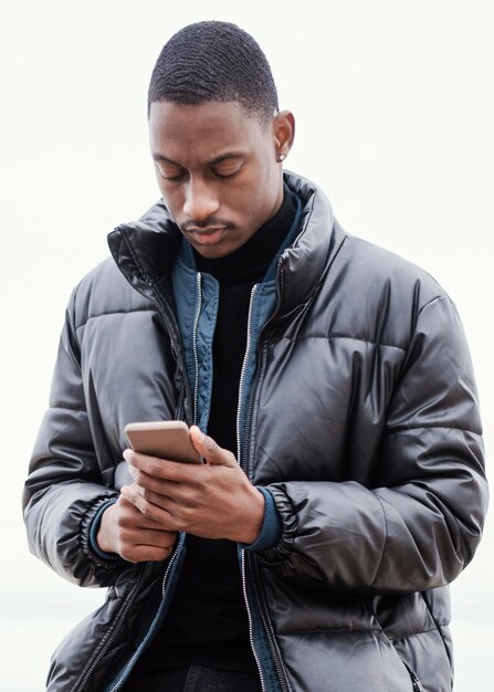 Ritratto di un uomo ciclista utilizzando il suo telefono cellulare