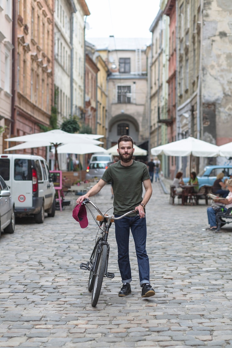 Foto gratuito ritratto di un uomo con la bicicletta all'aperto