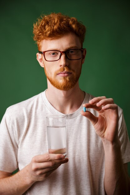 Ritratto di un uomo serio giovane rossa in occhiali