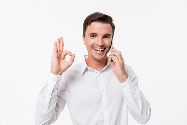 Ritratto di un uomo sorridente gioioso in una camicia bianca