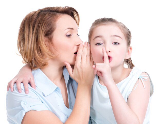 Ritratto di una bambina che dice a sua madre un colpo segreto in studio