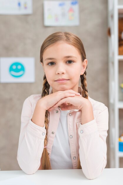 Ritratto di una bambina con una treccia lunga che guarda l&#39;obbiettivo