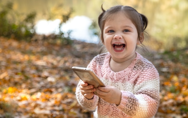 Ritratto di una bambina nella foresta di autunno.