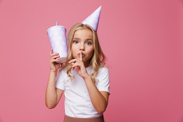 Ritratto di una bella bambina in un cappello compleanno