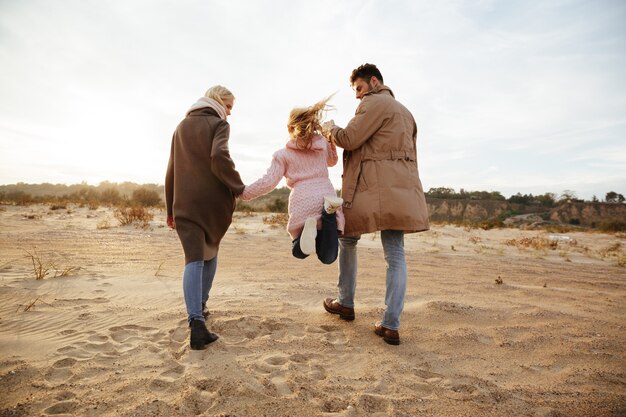 Ritratto di una bella famiglia con una figlia piccola