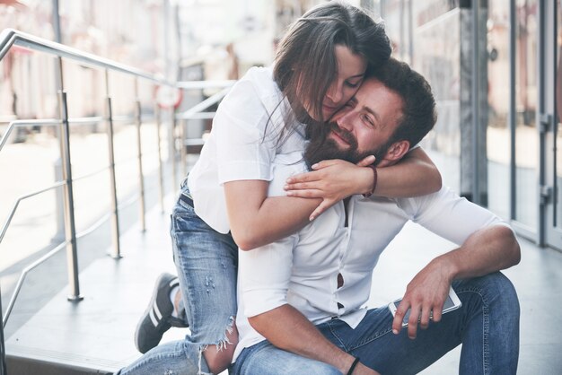 Ritratto di una bella giovane coppia sorridente insieme