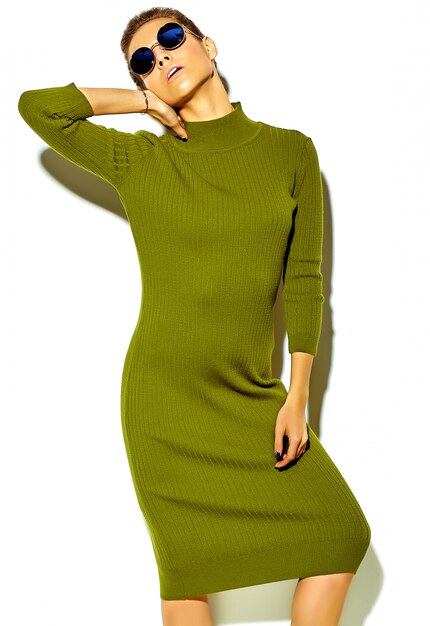 Ritratto di una bella ragazza felice carina donna bruna in abiti casual casual verde estate senza trucco isolato su bianco in occhiali da sole