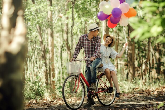 Ritratto di una coppia in amore con palloncini colorati